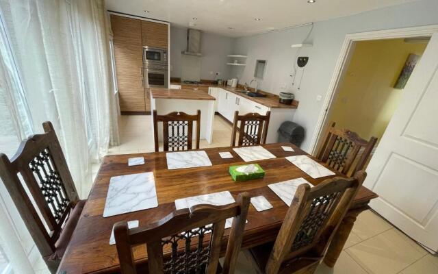 Holiday Home In Cardiff, Sleeps 8