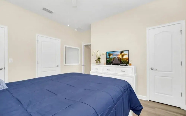 4891clock 4 Bedroom Townhouse