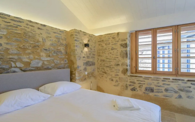 Hilltop Cottage With Pool