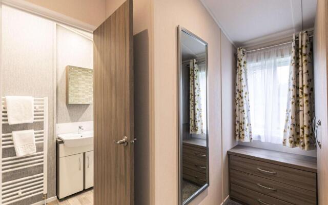 Moore Lodge with Hot Tub