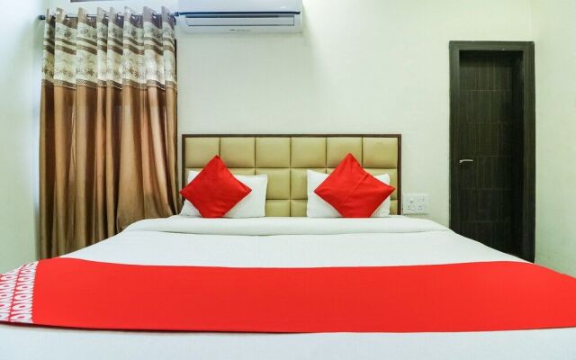 OYO 28789 Hotel Adarsh