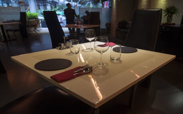 Отель Sukhumvit Suites