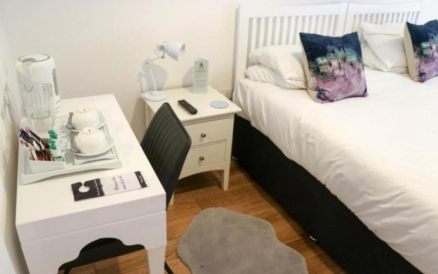 The Queens Head Hotel