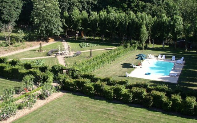 Mansion With 5 Bedrooms in Vernou-sur-brenne, With Pool Access, Enclos