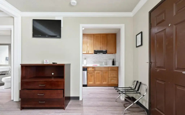 Le Blanc Inn & Suites