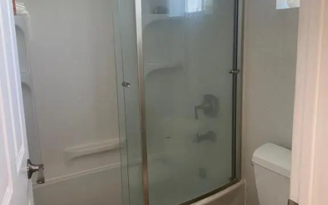 Private Room in Los Angeles w/ AC & WIFI