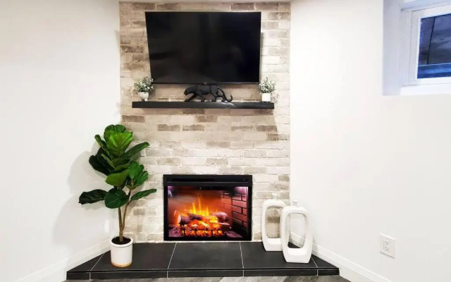 Renovated Guest Suite Near The Lake & High Park in Toronto!