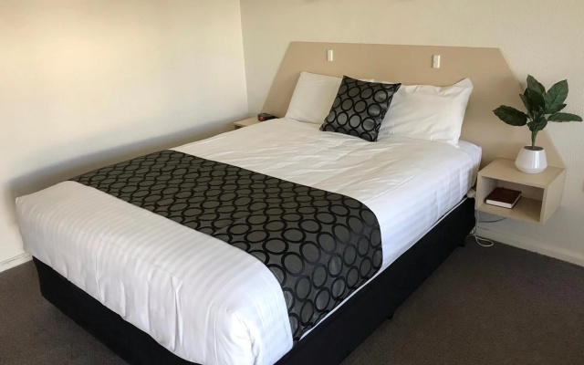Cobb Inlander Motel – Guest Rooms – Hay