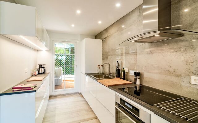 SAT1-walking distance to Puerto Banus
