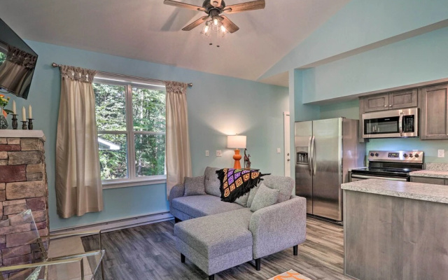 16 Mi to Ski Slopes! Creekside Poconos Cottage