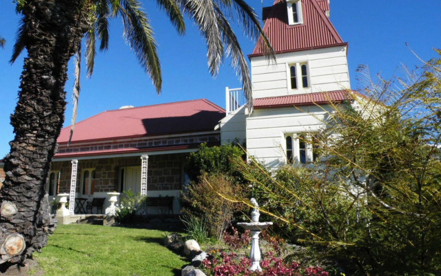 Pacific Heights Holiday Apartments and Munn’s Tower House