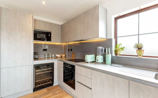 City View Spacious 2 Bedroom Penthouse