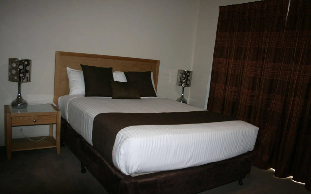 Noah's Mid City Motor Inn