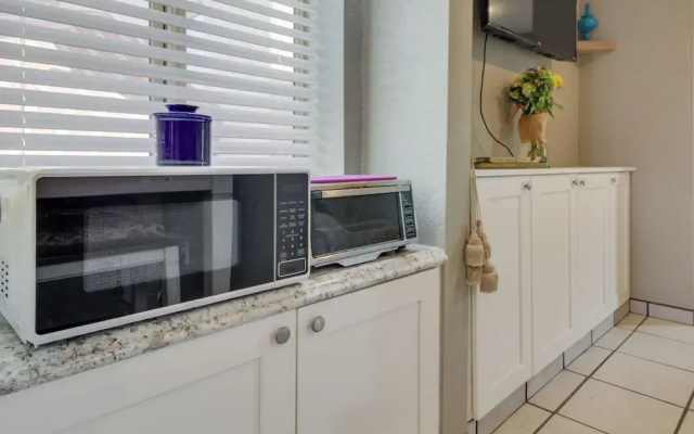 Tucson Studio w/ Private Backyard - Great Location
