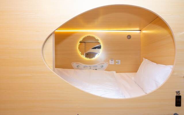 Momostay Capsule Hotel
