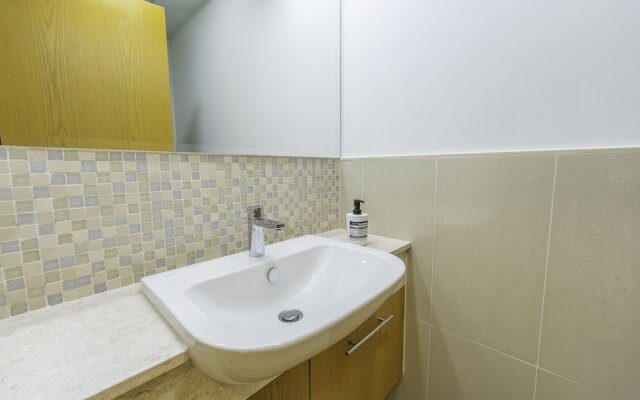 Spacious Art Deco Apt with Burj,Canal Views