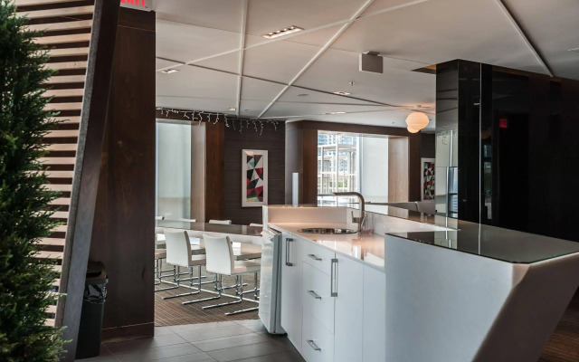 Life Suites - Front and Spadina