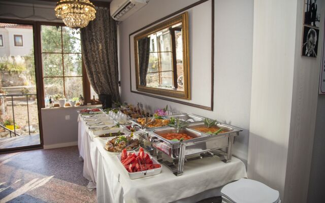 Iola Hotel