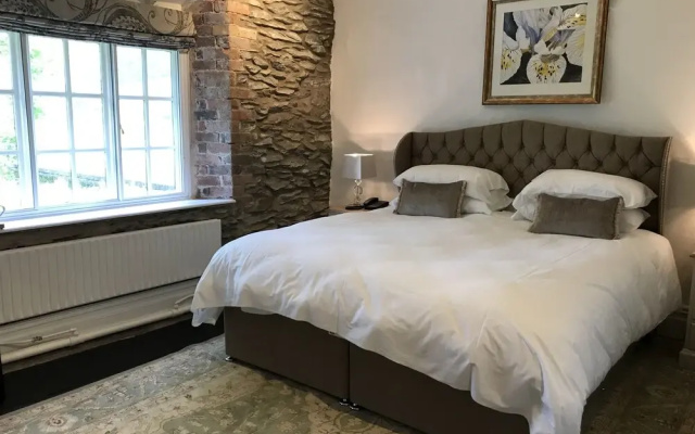 West Arms Hotel
