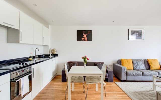 Plush Apartment in Manchester Near IWM North