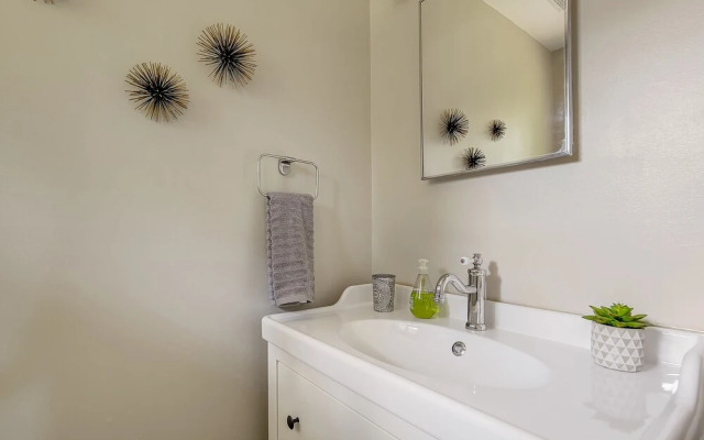 Beautifully Remodeled! Private Park! Close to CU!