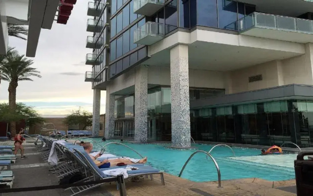 Palms place 51st floor with balcony & strip view