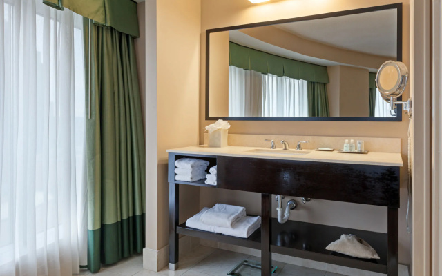 Crowne Plaza Cleveland at Playhouse Square by IHG