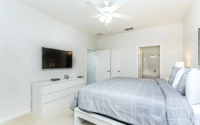 5196oa Luxury 6 Bedroom 5.5 Bath Home