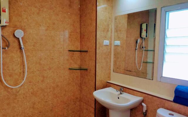 Quiet studio with king bed, kitchen and balcony