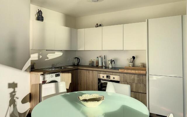 2br apartment with parking near Monaco