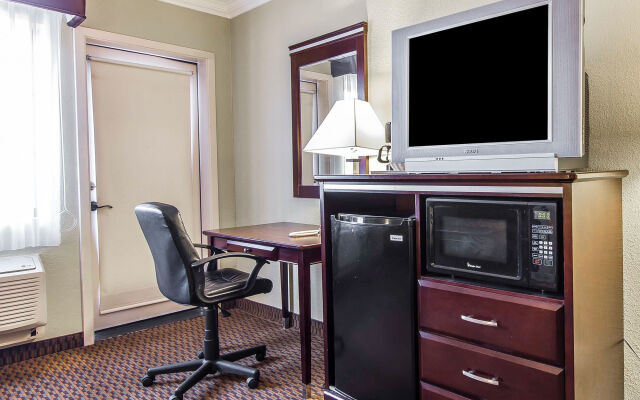 Econo Lodge Inn & Suites