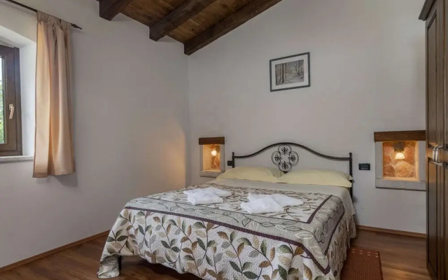 Spacious Villa in Tinjan With Pool