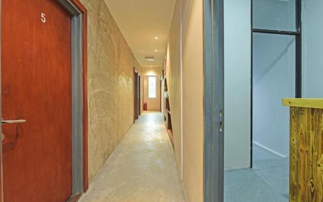 OYO 90662 The 1975 Hotel