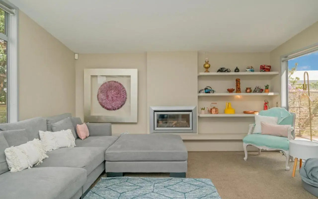 Sanctuary By The Water - Matarangi Holiday Home
