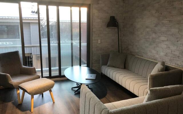 Hotham 3 Bedroom Apt - 24 Lawlers