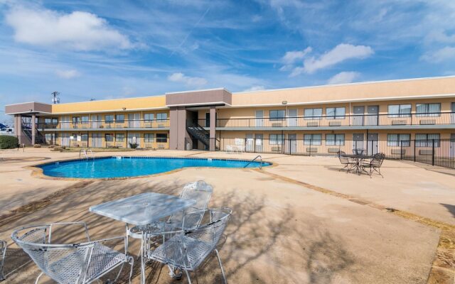 Days Inn Six Flags Mall