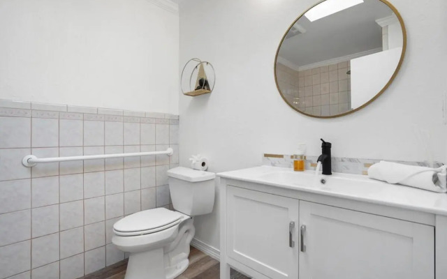 Spacious 5BR Coastal Retreat - 8 Beds Beach & Golf