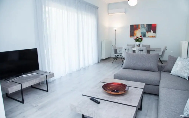 Sunny and Minimal apt in Glyfada With 3 Bdrm