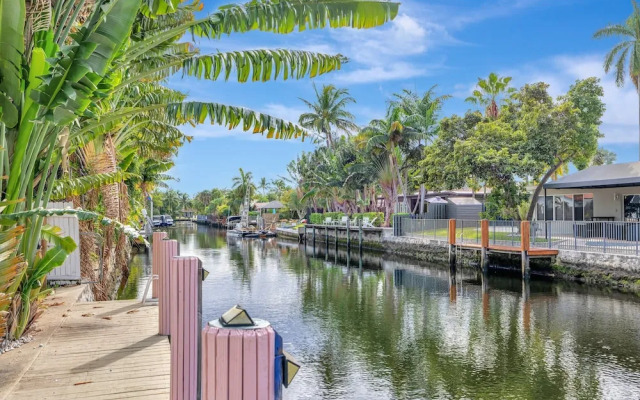 Poolside Paradise Dock & Pool!