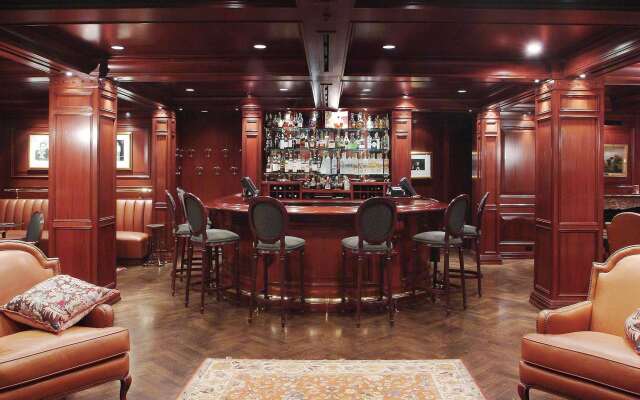 Amway Grand Plaza, Curio Collection by Hilton