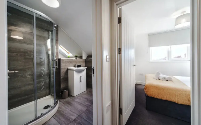 Whitchurch 2 Bedroom Flat near Hospital