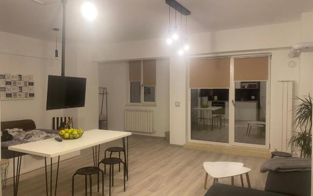 Maia Minimalist Studio