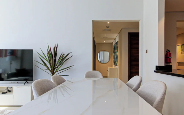 Spacious 2BR Apt Maids Elegance