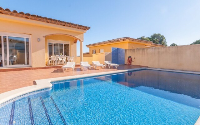 Luxurious Holiday Home in L'escala With Swimming Pool
