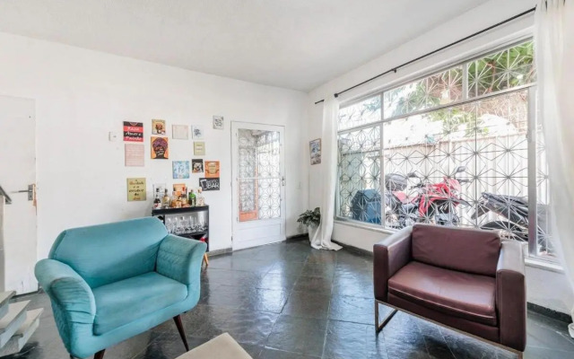 Quarto em residência tranquila e familiar