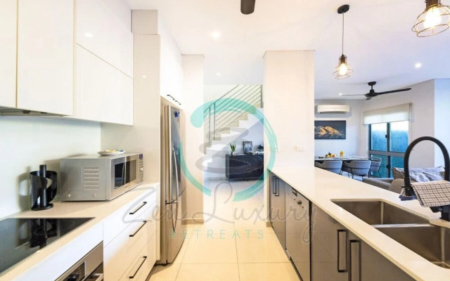 ZEN ARCTIC LUXURY 2-STORY House & Pool