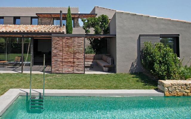 FridaysFlats, Beautiful Villa With Pool