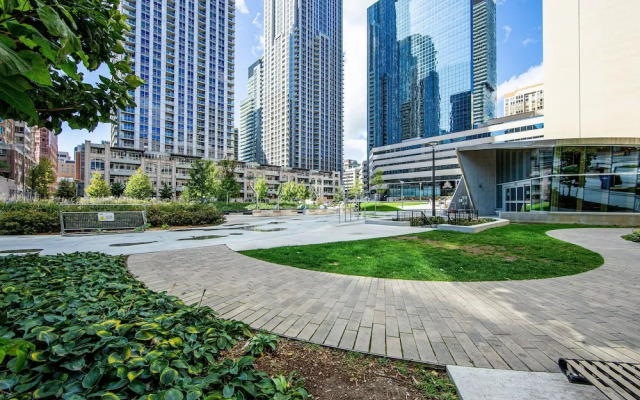 Atlas Suites - Bay & College