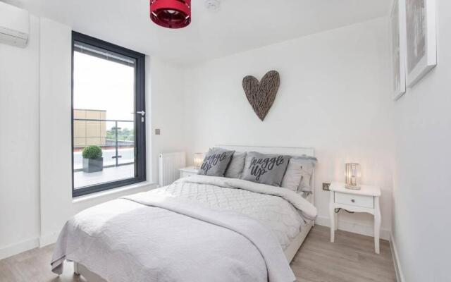 2 Bedroom Penthouse - large balcony - Minster view