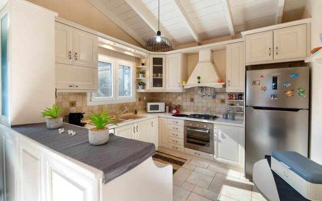 Maritina Villa - 2 BR House Surrounded by Olive Groves